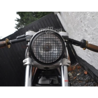 Phare avant avec grille noir avec compteur digital intégré