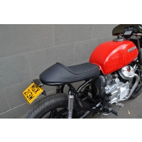 Selle noire café racer similicuir universelle 53 cm