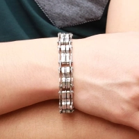 Bracelet chaîne moto couleur argent maillons moyens