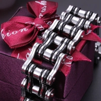 Bracelet chaîne à maillons moto noir et argent