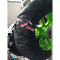 Paire de couvertures chauffantes noires auto-régulée à 80 degrés