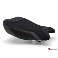Couvre selle team suzuki pilote luimoto suzuki gsxr 1000 (17-18 ) noir et coutures rouges