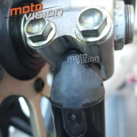 Béquille avant pour prise sous fourreaux de fourches