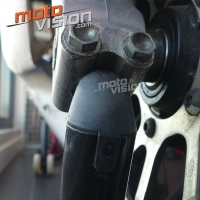 Béquille avant pour prise sous fourreaux de fourches