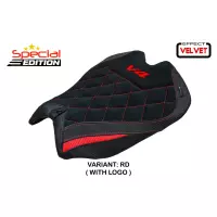 Https://tpzitalia.com/36436/housse-de-selle-compatible-ducati-panigale-v4-2025-modele-argenta-special-edition-velvet.jpg