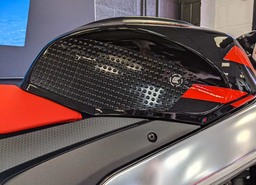 Grip de réservoir evo noir eazi-grip aprilia rsv4 / tuono v4 2021+