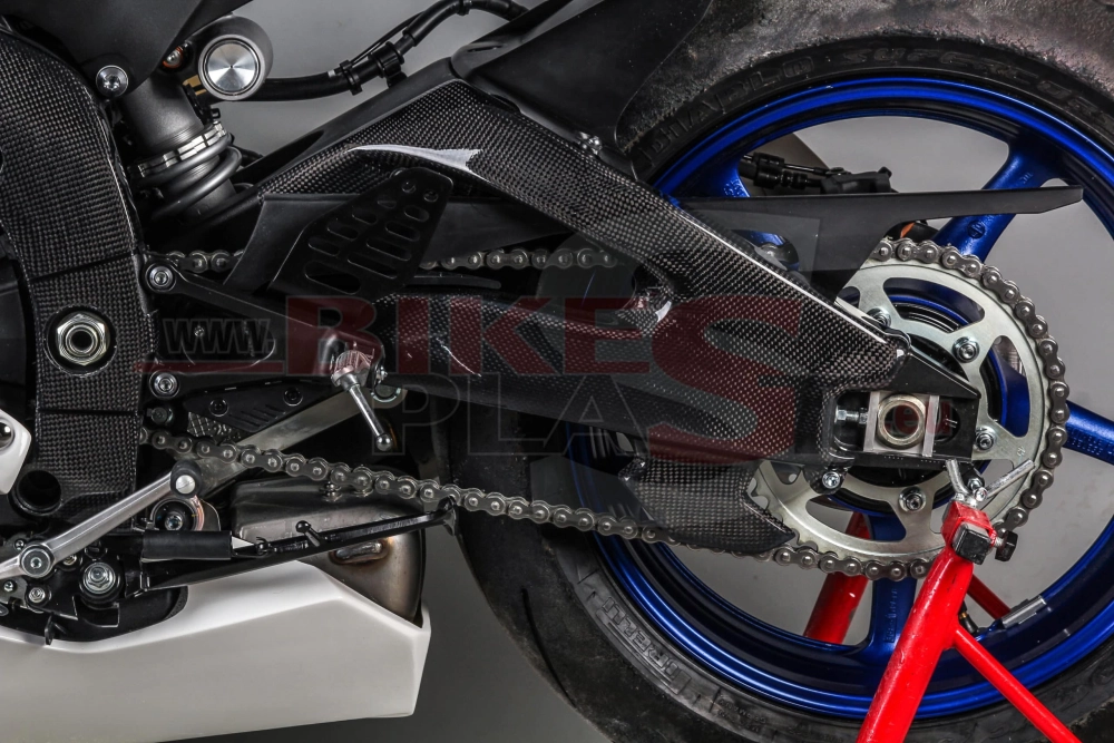 Protection de bras oscillant gauche carbone bikesplast yamaha r6 2017 -