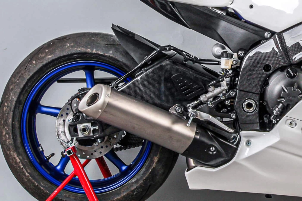 Protection de bras oscillant droit carbone bikesplast yamaha r6 2017 -