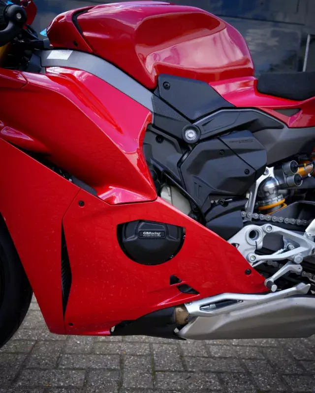 Panigale-v4-v4-s-alternator-cover-2025_640x800.webp